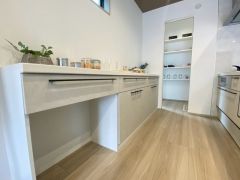 カップボード設置済み＾＾据え付けタイプなので、地震の際でも倒れる心配はありません＾＾