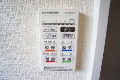 雨の日の洗濯も安心できる浴室暖房乾燥機付き浴室。リモコンで操作もボタン1つで簡単。 浴室暖房乾燥機には、暖房、乾燥、涼風、換気の4つの機能が付いています。タイマー付きです。