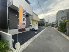 前面道路は交通量が少なく、小さなお子様がいるご家庭も安心です＾＾