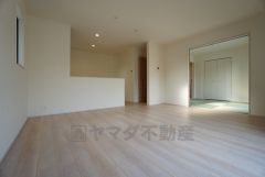 対面式キッチンを中心としたリビングダイニングで家族の会話が弾みそうです。