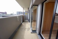 お洗濯物を干すスペースとしても十分な広さがあります。  お天気の良い日はお洗濯物がよく乾きそうな日当たり良好のバルコニーです＾＾