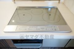 同仕様写真。お手入れのしやすいIHクッキングヒーターです。