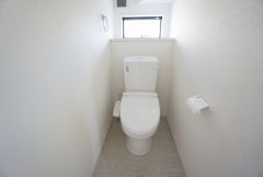 温水洗浄機付トイレです。節水機能もあるので、安心して使えますね。もちろん、1階2階の2ヶ所にトイレがあるので、忙しい朝にもゆとりができますね。