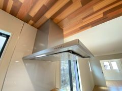 調理により発生する油煙や臭いを吸い込み、屋外へ排気してくれます。