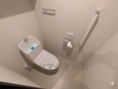 温水洗浄機付トイレです。節水機能もあるので、安心して使えますね。節水・静音設計でエネルギーを効率よく使用し省エネ。汚れをガードする構造でサッと一拭き、お手入れが簡単。