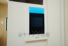 防犯性もばっちり、TVモニター付きインターフォン完備。大きなモニターで玄関先を確認できます。録画機能が付いているので不在時の訪問者も確認できて安心です^^