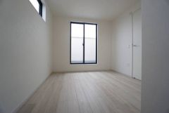 主寝室としてお使いいただけそうなこちらのお部屋は、日当たりが良く、爽やかな風を感じて起きる朝は、快適生活の始まりに。