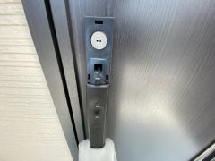 かざすだけで開閉できる、タッチキー採用の玄関。お買い物帰りで、両手がふさがってきても簡単に中に入れます＾＾