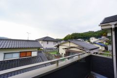 テーブルとイスを置いてカフェタイムや日光浴、星を眺めたりも良いですね^^ 高台の立地で回りに高い建物もなく、眺望、陽当たり良好です。