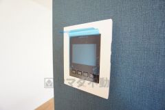 防犯性もばっちり、TVモニター付きインターフォン完備。大きなモニターで玄関先を確認できます。録画機能が付いているので不在時の訪問者も確認できて安心です^^