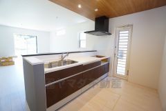 耐久性にも優れた人造大理石トップです。汚れもサッと拭き取ることができ、お掃除もラクラク。対面式キッチンが家族の会話も盛り上げます。