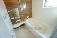 同仕様写真。1日の疲れを癒すくつろぎのバスルーム。足を伸ばしてもゆったりと入れるサイズです。お子様と一緒にお風呂に入っても狭くないですね^^