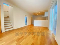 家族が集まる開放的なリビング。約16帖の大空間で毎日のお食事が楽しみです＾＾思い思いの時間を過ごしたり、家族みんなで食事をしたり、素敵な団らんの場になりますね。