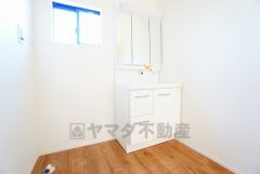 収納が隠れて使いやすい、シャワー付き三面鏡洗面ドレッサーです。朝の準備もぬかりなくできます。