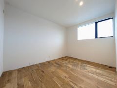 住む人のこだわりを活かす洋室＾＾日当たりがよく、寝室としての利用もおすすめ。