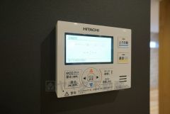 給湯器リモコンはキッチン横からボタンひとつで操作が楽々。通話ボタン付きでお子様とも会話ができて安心です。