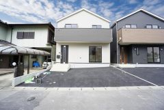 駐車スペースはゆとりある2台分を確保。マイカー用に、お客さま用に、余裕を持ってご利用いただけます。