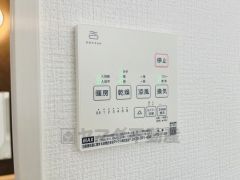 浴室暖房乾燥機には、暖房、乾燥、涼風、換気の4つの機能が付いています。タイマー付きです。