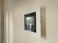 防犯性、セキュリティ対策に安心できるテレビモニター付きインターフォンです。セールスマン対策にもなり安心できます。