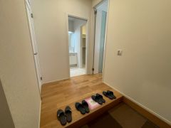 たっぷり収納できるシューズボックスです。家族全員の靴がきれいに整頓できます。棚の上にお花や写真を飾っても良いですね。