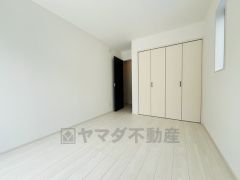全居室にはたっぷり収納できる大型クローゼットを設置しています。窓には断熱性・保温性にすぐれ、省エネ効果のあるペアガラスを採用。冬には結露を防止します。