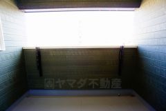 幅広のインナーバルコニーは洗濯物を守りやすく、眩しすぎる日差しも和らげます。