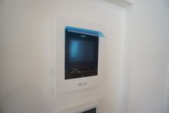 防犯性、セキュリティ対策に安心できるテレビモニター付きインターフォンです。セールスマン対策にもなり安心できます。