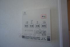 雨の日の洗濯も安心できる浴室暖房乾燥機付き浴室。リモコンで操作もボタン1つで簡単。 浴室暖房乾燥機には、暖房、乾燥、涼風、換気の4つの機能が付いています。タイマー付きです。
