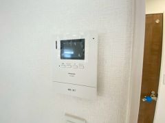 ドアを開けずに来訪者を確認できるモニター付インターフォン。見やすいカラー表示、ハンズフリータイプです。