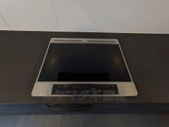 お手入れのしやすいIHクッキングヒーターです。 3口コンロなので、効率よくお料理が楽しめます。毎日のお料理も楽しくなりますね＾＾