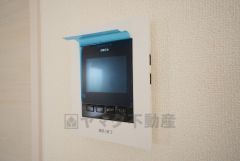 防犯性もばっちり、TVモニター付きインターフォン完備。大きなモニターで玄関先を確認できます。録画機能が付いているので不在時の訪問者も確認できて安心です^^