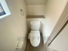 ウォシュレット付トイレです。節水機能もあるので、安心して使えますね。もちろん、1階2階の2ヶ所にトイレがあるので、忙しい朝にもゆとりができますね。