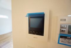 防犯性、セキュリティ対策に安心できるテレビモニター付きインターフォンです。セールスマン対策にもなり安心できます。