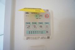 雨の日の洗濯も安心できる浴室暖房乾燥機付き浴室。リモコンで操作もボタン1つで簡単。 浴室暖房乾燥機には、暖房、乾燥、涼風、換気の4つの機能が付いています。タイマー付きです。