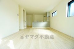 対面式キッチンを中心としたリビングダイニングで家族の会話が弾みそうです。