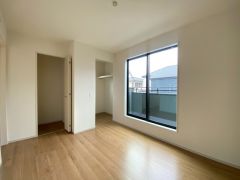 住む人のこだわりを活かす洋室＾＾日当たりがよく、寝室としての利用もおすすめ。広めのクローゼットもあり荷物もすっきり片付けれ、ゆとりのある暮らしが出来ます＾＾