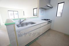 対面式カウンターキッチンでお子様の様子が見守れます。カウンタートップは耐熱性に優れており、日ごろのお掃除もふき取るだけでＯＫ。ステンレスシンクも簡単にお掃除できますよ。