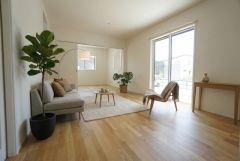 写真の家具・インテリアはイメージCG画像です。大きな窓のあるリビングは、陽光あふれる明るい空間です。居心地良く、ご家族皆がゆったりくつろげる憩いの空間となりそうです。