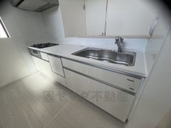 対面式カウンターキッチンでお子様の様子が見守れます。カウンタートップは耐熱性に優れており、日ごろのお掃除もふき取るだけでＯＫ。ステンレスシンクも簡単にお掃除できますよ。