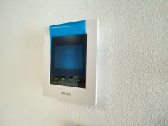 ドアを開けずに来訪者を確認できるモニター付インターフォン。見やすいカラー表示、ハンズフリータイプです。