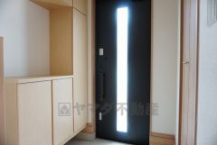 同仕様写真。たっぷり収納できるシューズボックスです。家族全員の靴がきれいに整頓できます。棚の上にお花や写真を飾っても良いですね。