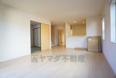 家族が集まる開放的なリビング。約17.5帖の大空間で毎日のお食事が楽しみです＾＾思い思いの時間を過ごしたり、家族みんなで食事をしたり、素敵な団らんの場になりますね。