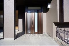 奥まって設置されており、雨にも濡れにくくなっています。