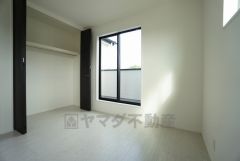 2面採光を確保した明るい室内は、風通しも良く、大変居心地の良い空間となっております。爽やかな風を感じて起きる朝は、快適生活の始まりに。