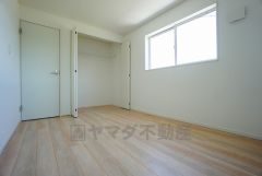 同仕様写真。住む人のこだわりを活かす洋室＾＾日当たりがよく、寝室としての利用もおすすめ。広めのクローゼットもあり荷物もすっきり片付けれ、ゆとりのある暮らしが出来ます＾＾