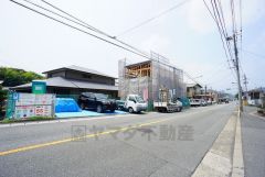 カースペースは停めやすい並列駐車2台付き。