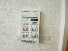 浴室暖房乾燥機には、暖房、乾燥、涼風、換気の4つの機能が付いています。タイマー付きです。
