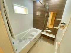 1日の疲れを癒すくつろぎのバスルーム。足を伸ばしてもゆったりと入れるサイズです。お子様と一緒にお風呂に入っても狭くないですね^^