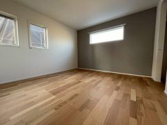 住む人のこだわりを活かす洋室＾＾日当たりがよく、寝室としての利用もおすすめ。広めのクローゼットもあり荷物もすっきり片付けれ、ゆとりのある暮らしが出来ます＾＾