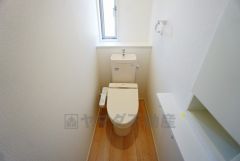 同仕様写真。温水洗浄機付トイレです。節水機能もあるので、安心して使えますね。